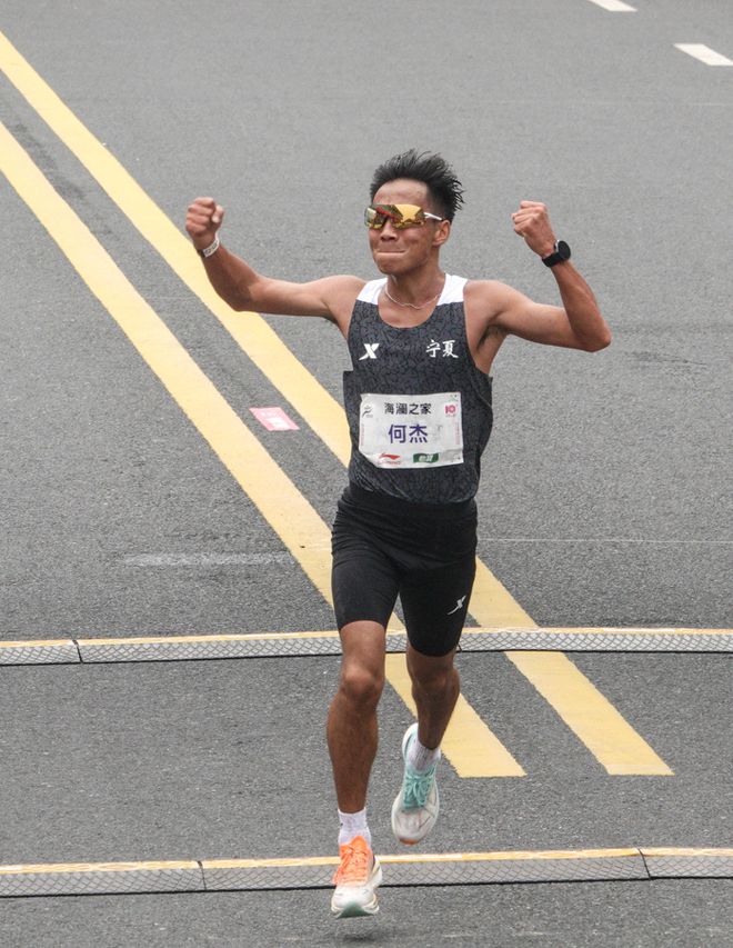 24年国产跑鞋闪耀马拉松赛场Bsport体育最新网址20(图4)