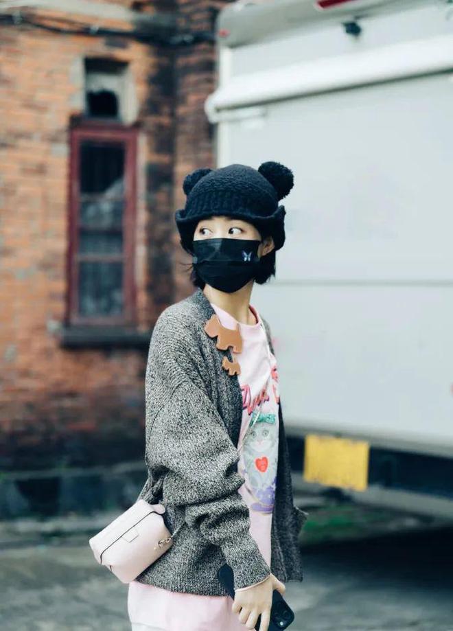 女穿搭时尚有魅力疑与林更新隔空互动b体育·网站赵丽颖背影窈窕迷人似少(图3)