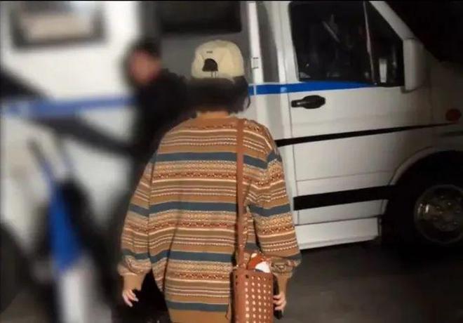 女穿搭时尚有魅力疑与林更新隔空互动b体育·网站赵丽颖背影窈窕迷人似少(图8)
