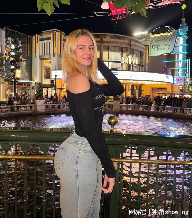牛仔裤青春动感气质美到炸！bsport中国黑色小衫+(图3)