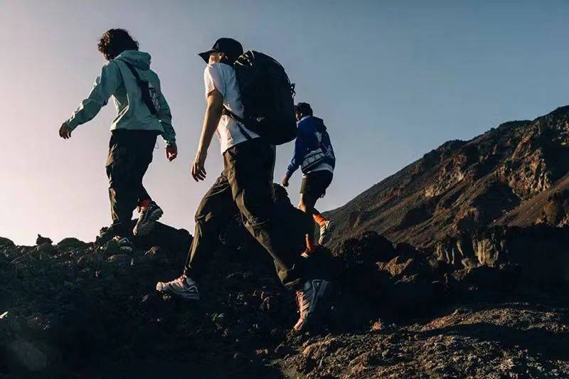 穆勒鞋新型号snow peak发布新型两室帐篷必一运动新品快讯｜Birkenstock推出(图17)
