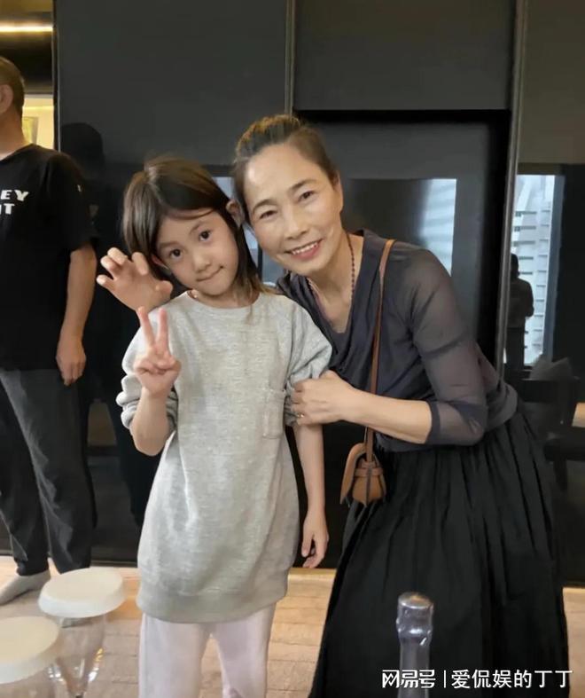 家探亲打扮朴素老气秦舒培素颜皮肤真好bsport体育陈冠希陪老婆回河南老(图5)