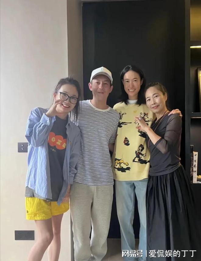 家探亲打扮朴素老气秦舒培素颜皮肤真好bsport体育陈冠希陪老婆回河南老(图2)