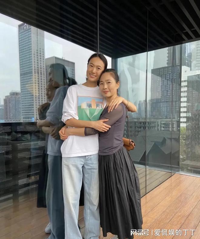 家探亲打扮朴素老气秦舒培素颜皮肤真好bsport体育陈冠希陪老婆回河南老