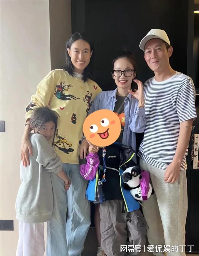 家探亲打扮朴素老气秦舒培素颜皮肤真好bsport体育陈冠希陪老婆回河南老(图3)