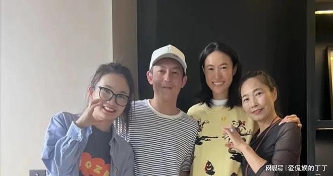 家探亲打扮朴素老气秦舒培素颜皮肤真好bsport体育陈冠希陪老婆回河南老(图4)