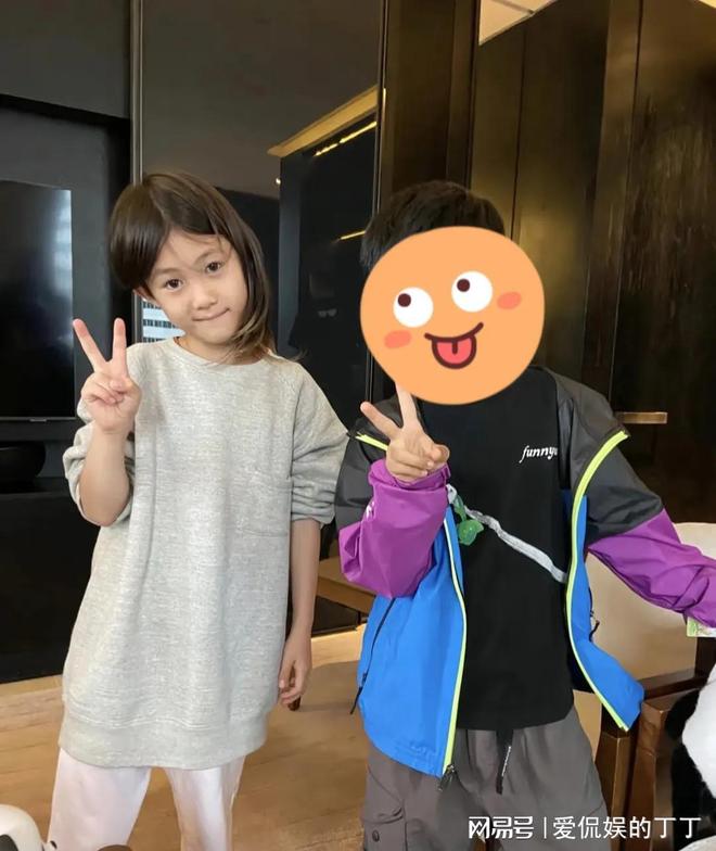 家探亲打扮朴素老气秦舒培素颜皮肤真好bsport体育陈冠希陪老婆回河南老(图6)