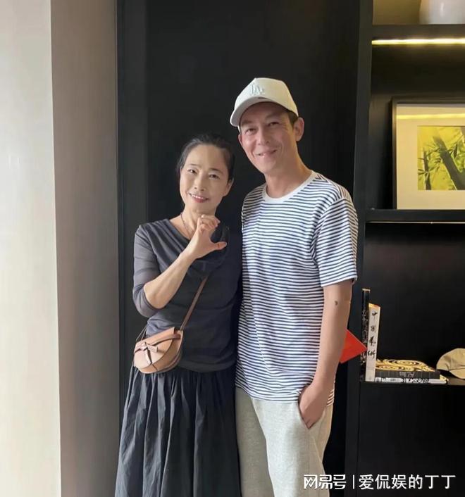 家探亲打扮朴素老气秦舒培素颜皮肤真好bsport体育陈冠希陪老婆回河南老(图7)